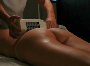 T‑Shape 2 body sculpting wand being used over the buttocks