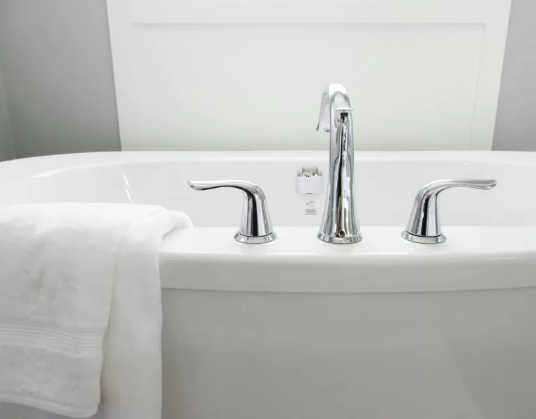 A white bathtub filled with water symbolizes the body's capacity to manage histamines, as discussed in the Health Matters post on histamine intolerance.