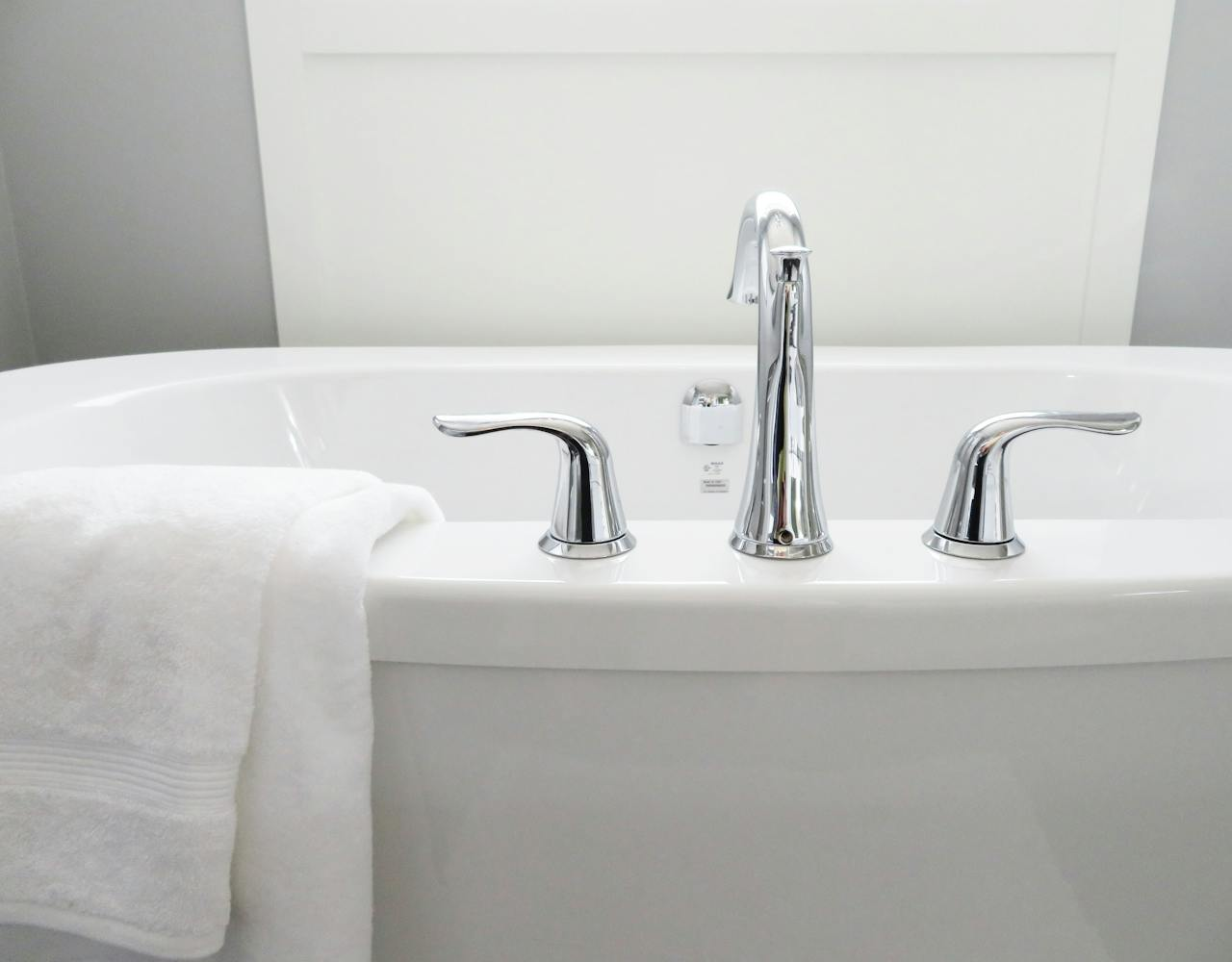 A white bathtub filled with water symbolizes the body's capacity to manage histamines, as discussed in the Health Matters post on histamine intolerance.